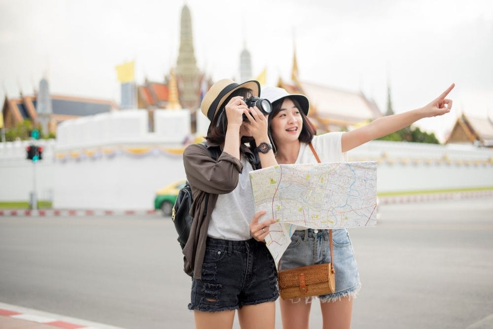 Criminals often disguise themselves as tourists in public spaces